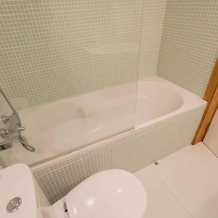 Modern 2-bedroom Near Cathedral *